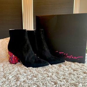 NIB Betsey Johnson Kassie Black/Fuschia, Size 8.5
